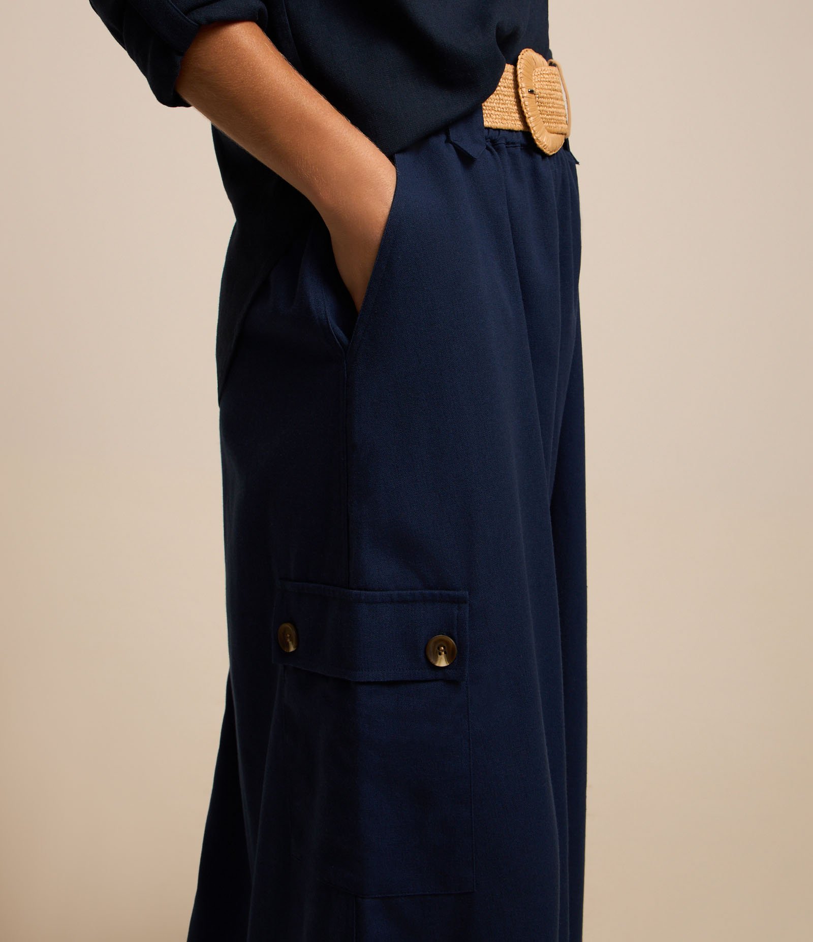 Saia Midi em Viscolinho Com Cinto de Ráfia e Bolsos Cargos Azul 5