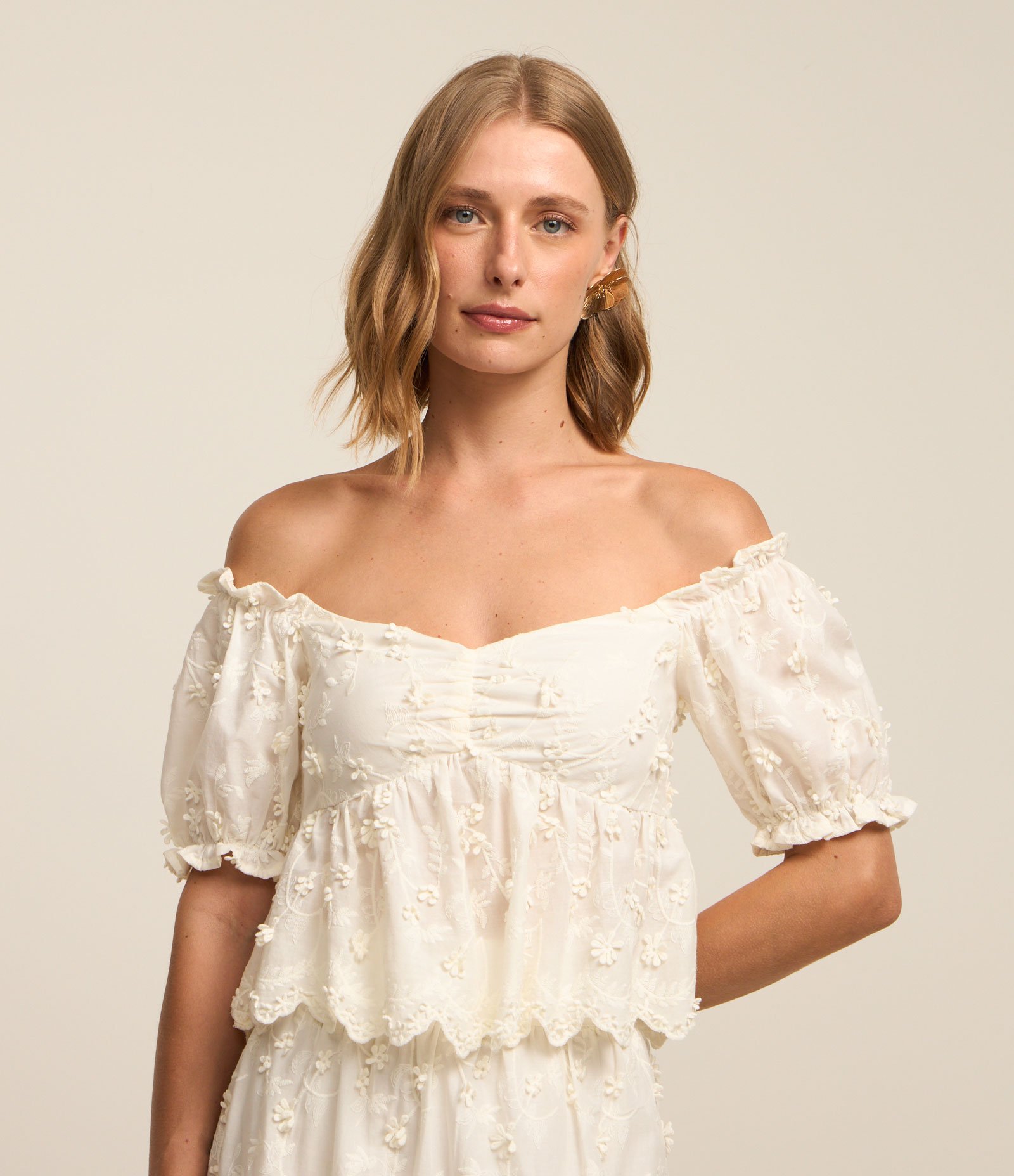 Blusa em Tricoline com Franzido no Busto e Flores 3D Branco Neve 1