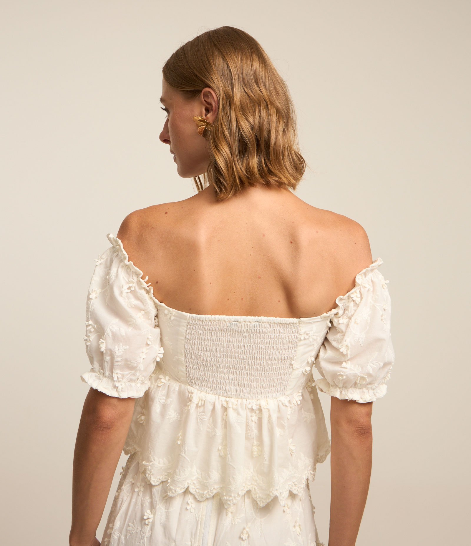 Blusa em Tricoline com Franzido no Busto e Flores 3D Branco Neve 3