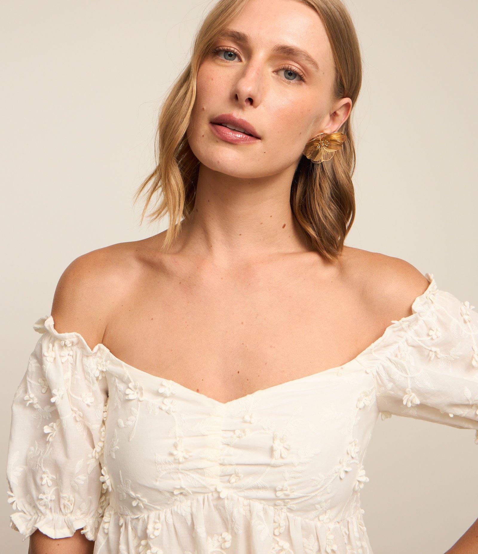 Blusa em Tricoline com Franzido no Busto e Flores 3D Branco Neve 4