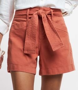 Short Clochard Cintura Alta em Jeans com Cinto Pespontado