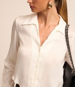 Camisa em Tecido Acetinado com Texturas