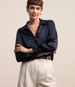 Camisa em Tecido Acetinado com Texturas
