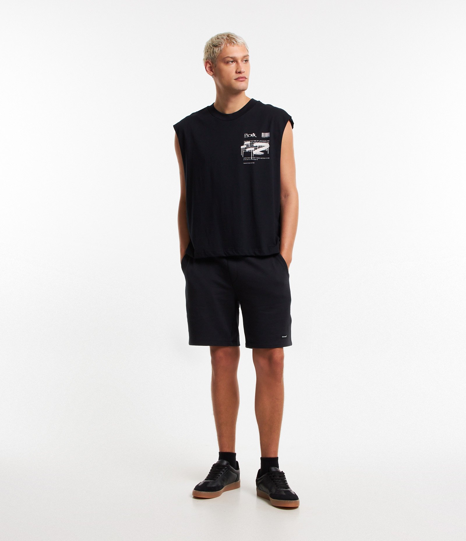 Regata Boxy em Algodão e Silk no Peito Preto 2