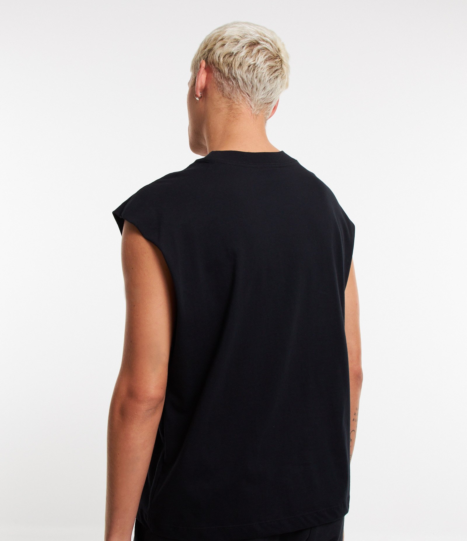 Regata Boxy em Algodão e Silk no Peito Preto 3
