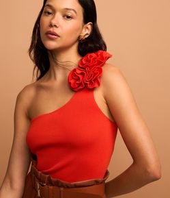 Blusa em Viscose com Aplicação de Flor no Ombro