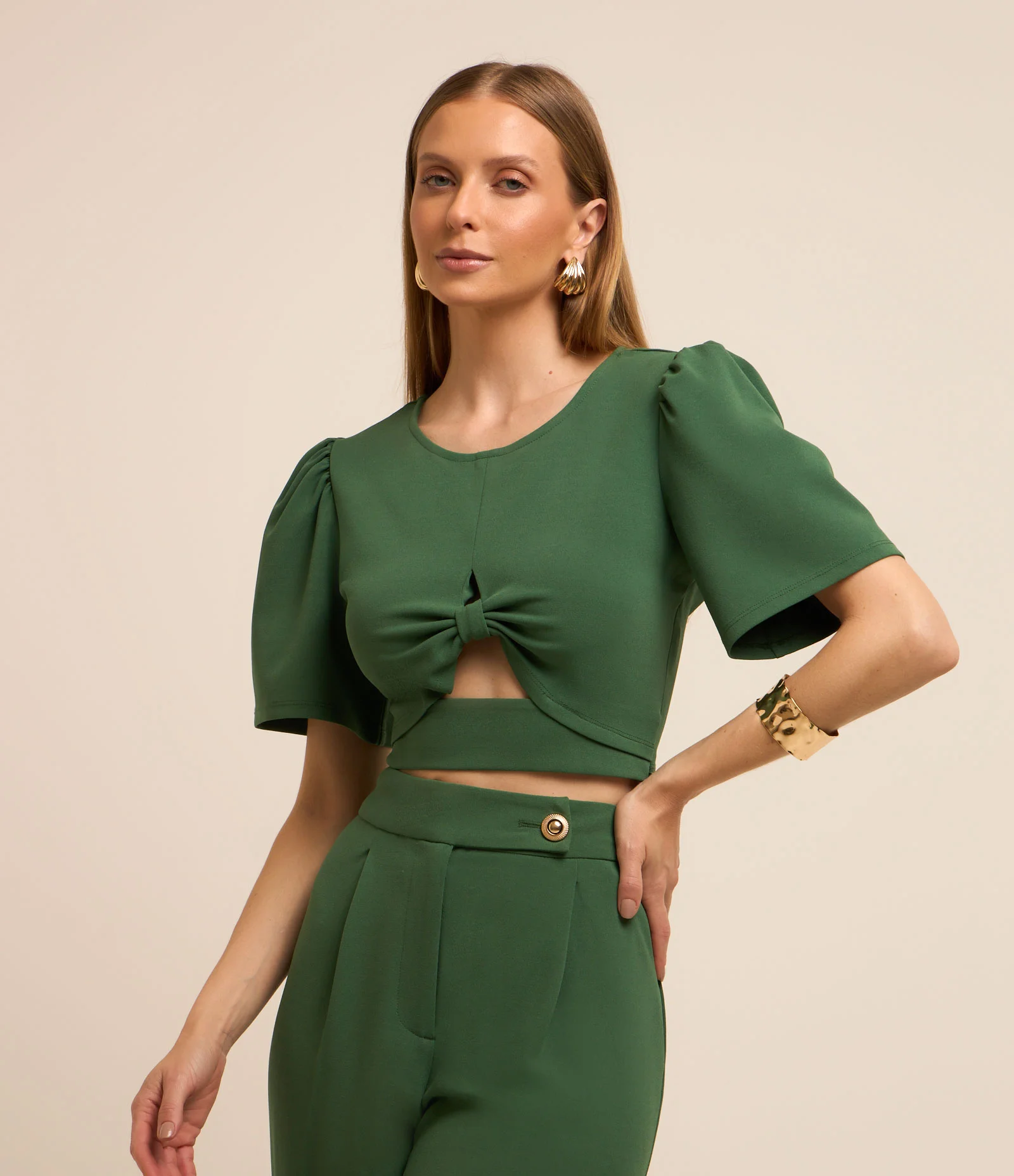 Blusa Cropped em Crepe com Manga Bufante e Detalhe Vazado Verde 1