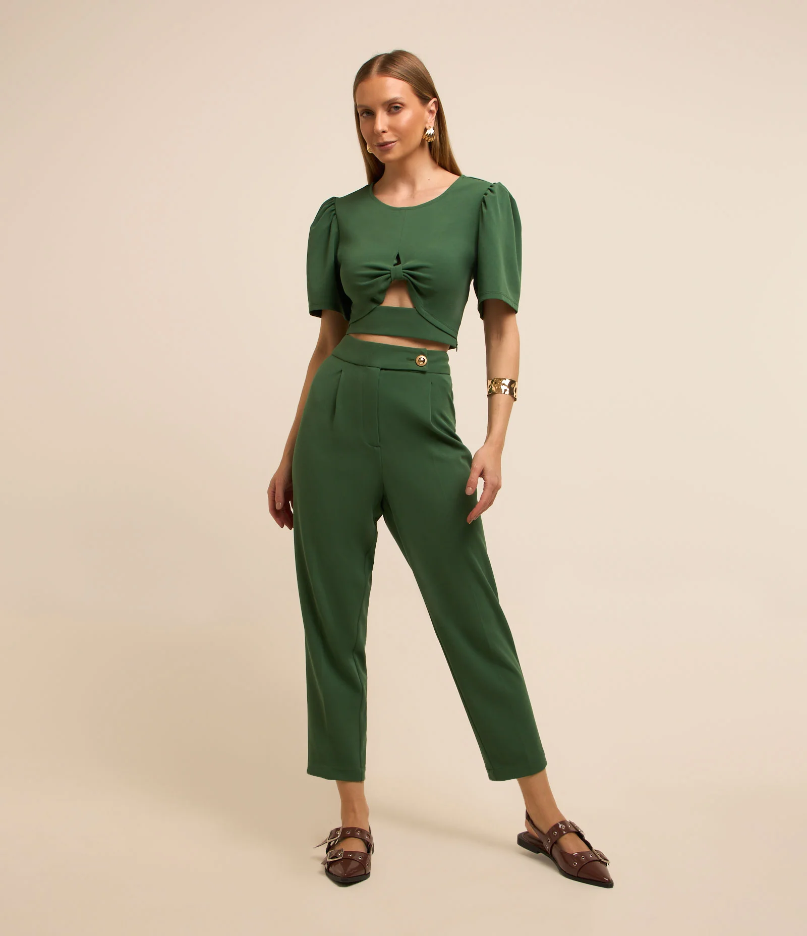 Blusa Cropped em Crepe com Manga Bufante e Detalhe Vazado Verde 2
