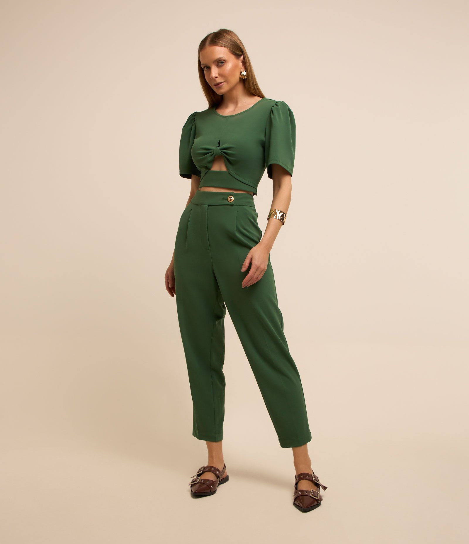 Calça Cenoura em Crepe com Pregas Verde 1