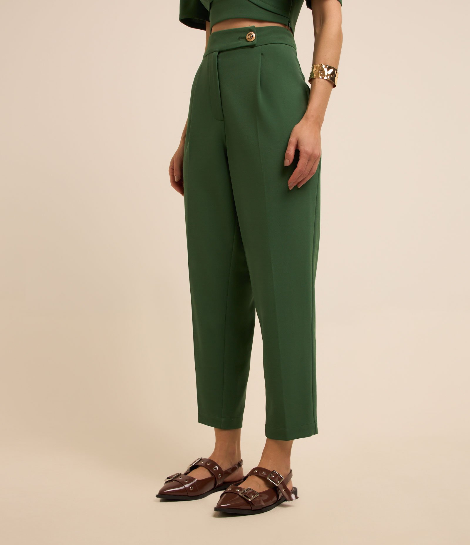 Calça Cenoura em Crepe com Pregas Verde 2