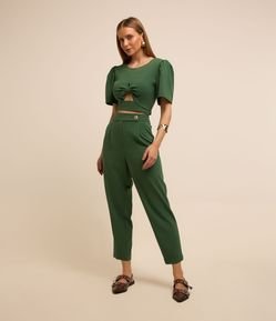 Calça Cenoura em Crepe com Pregas