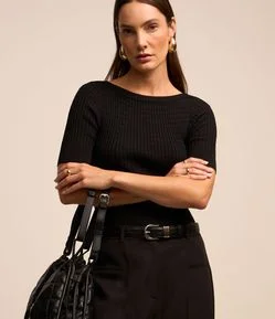 Blusa em Viscose com Recorte Oval nas Costas e Textura Canelada