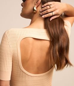 Blusa em Viscose com Recorte Oval nas Costas e Textura Canelada