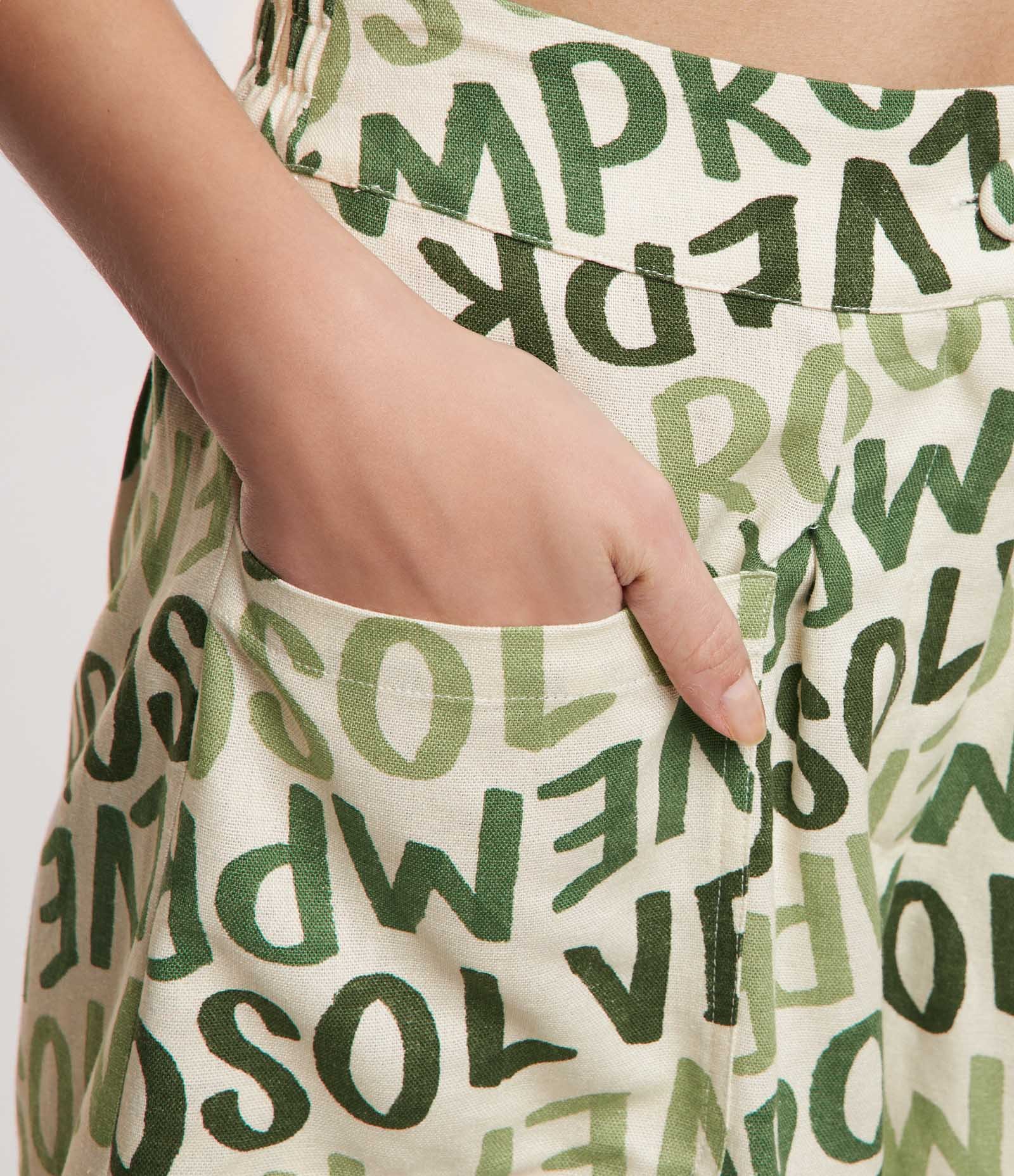 Short Curto em Viscose e Linho com Estampa em Lettering e Bolsos Aplicados Bege 4