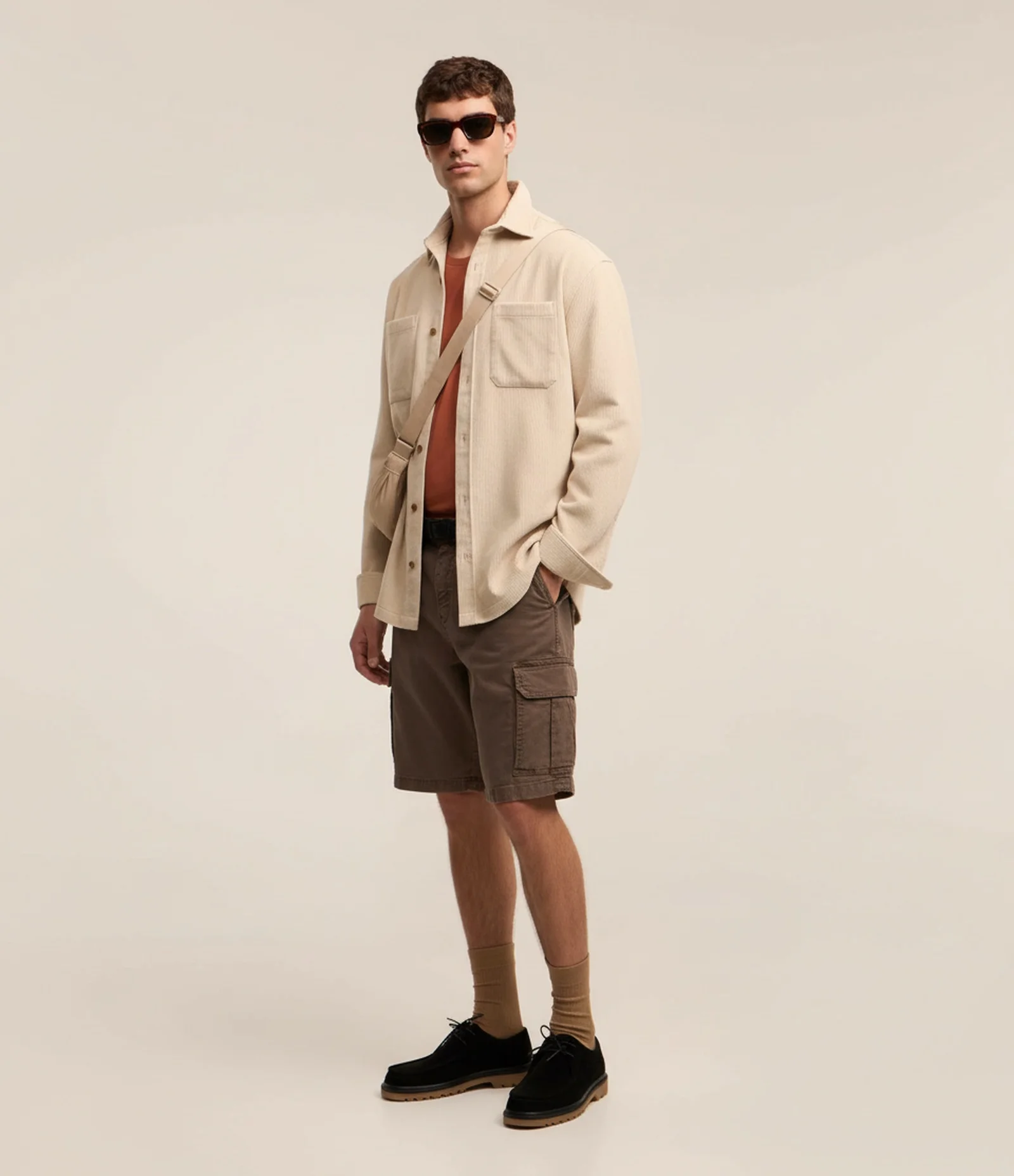 Bermuda Cargo em Sarja Lavada com Elastano e Detalhes de Cadarço Marrom 1