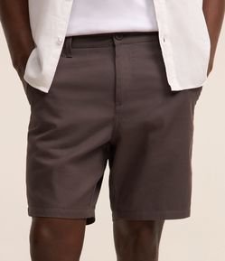 Bermuda Básica em Sarja com Passantes e Bolsos