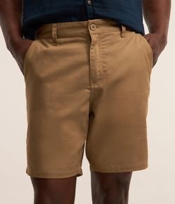 Bermuda Básica em Sarja com Passantes e Bolsos