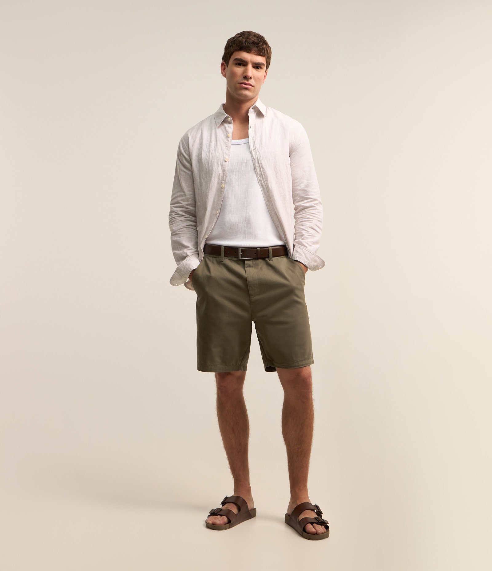 Bermuda Básica em Sarja com Passantes e Bolsos Verde Oliva 1