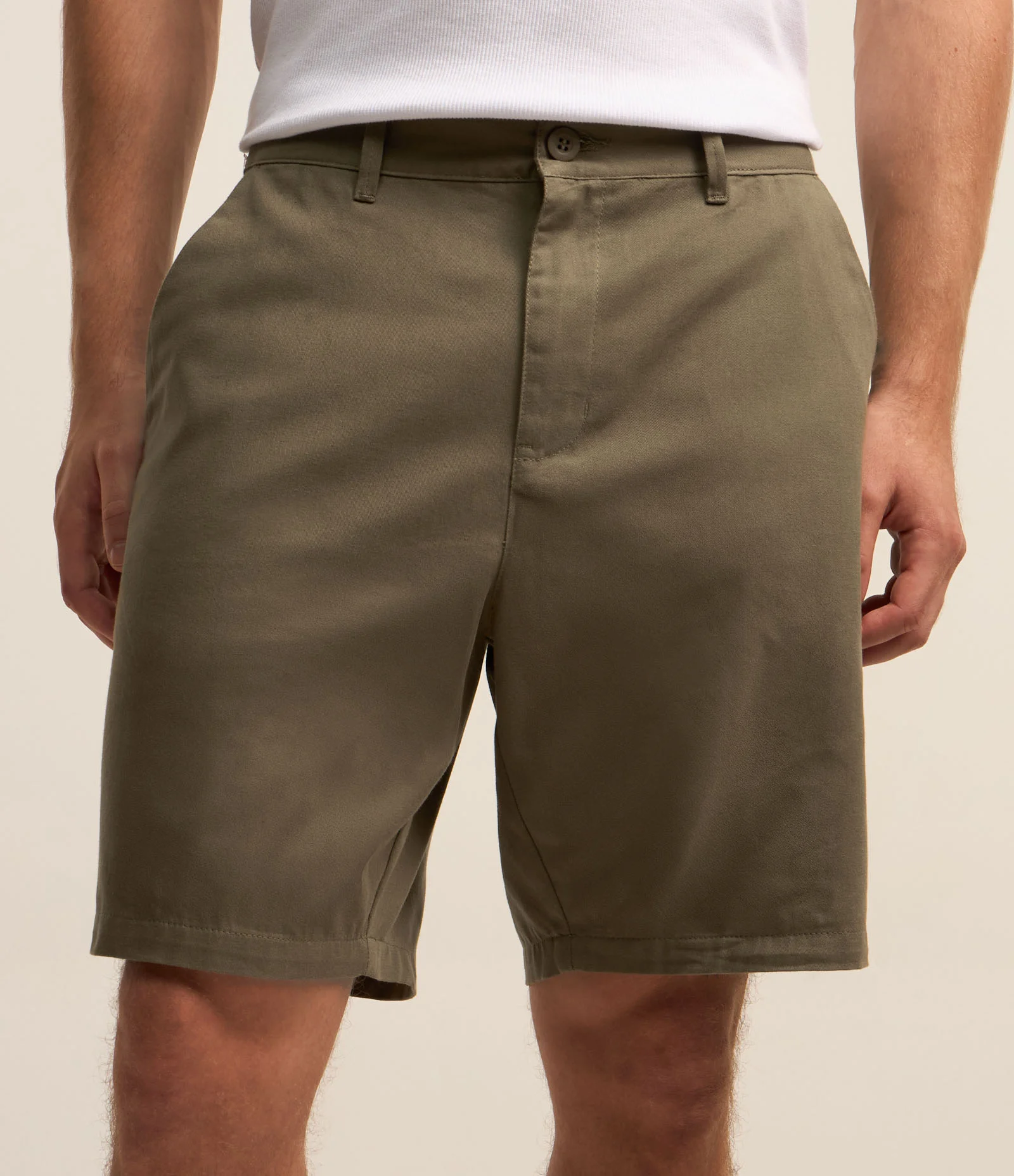 Bermuda Básica em Sarja com Passantes e Bolsos Verde Oliva 2