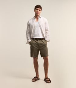 Bermuda Básica em Sarja com Passantes e Bolsos