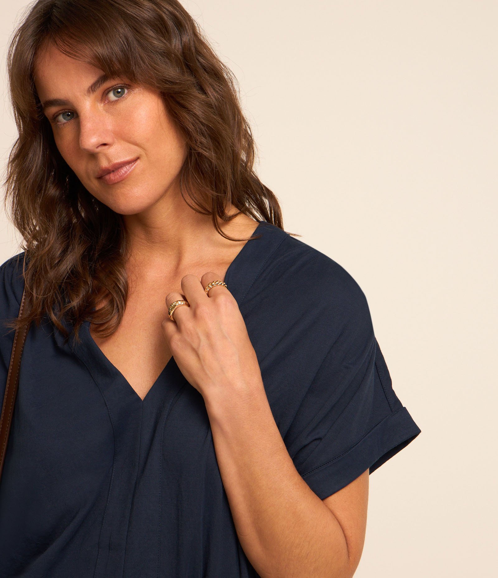 Blusa em Viscose com Decote V e Manga Curta Dobrada Azul 3