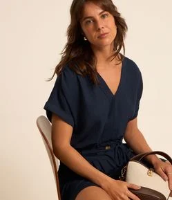 Blusa em Viscose com Decote V e Manga Curta Dobrada