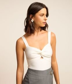 Blusa Cropped em Tricô com Decote Coração e Busto Torcido