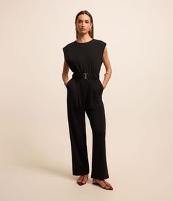 Macacão em Crepe com Fechamento em Zíper nas Costas e Cinto