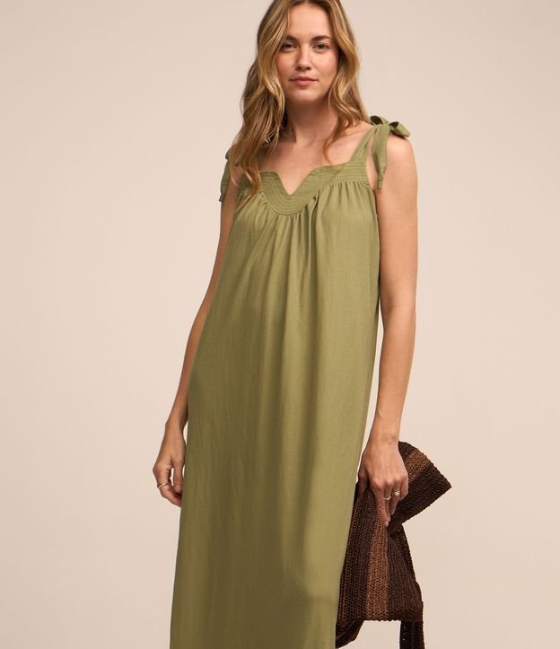 Vestido Midi em Viscose com Decote Ondulado e Amarração na Alça