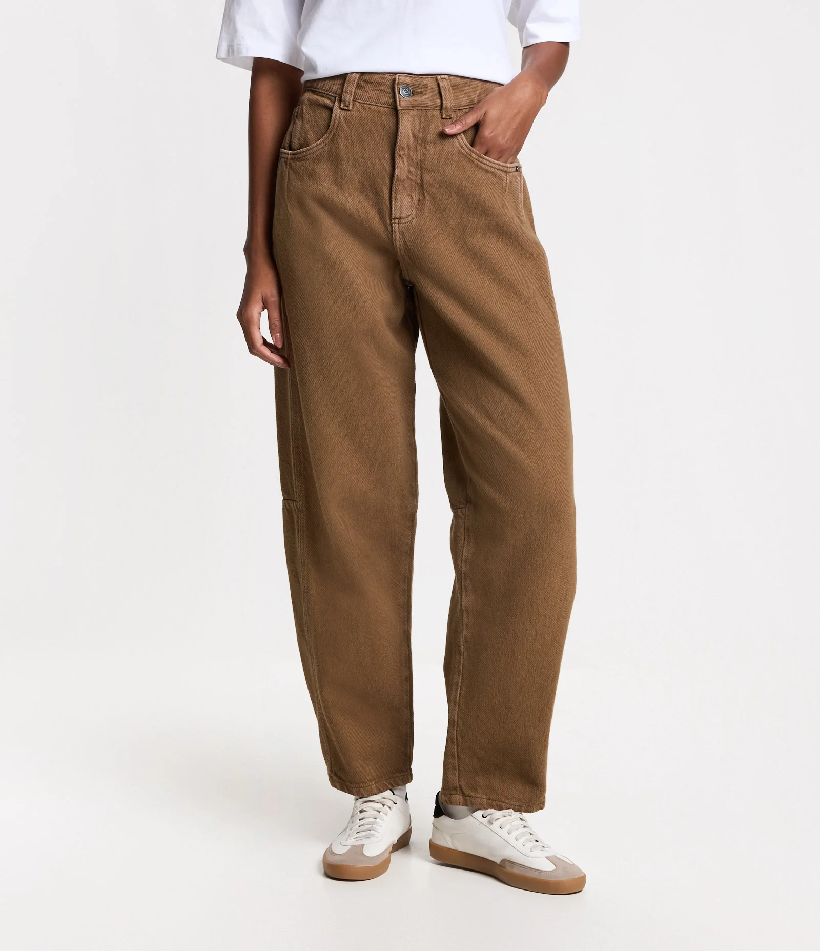 Calça Balloon Crooped Cintura Média em Sarja com Bolsos Marrom 2