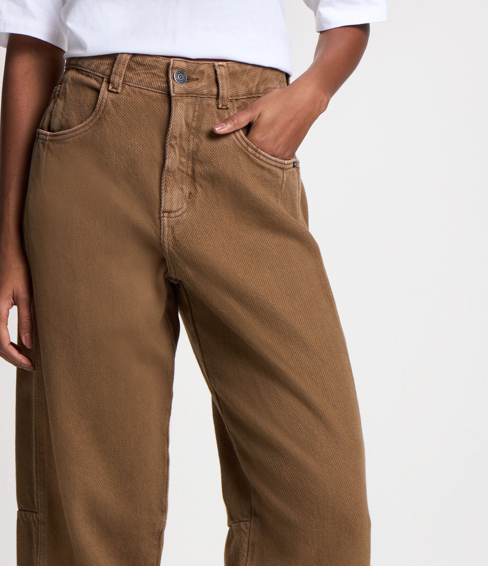 Calça Balloon Crooped Cintura Média em Sarja com Bolsos Marrom 4