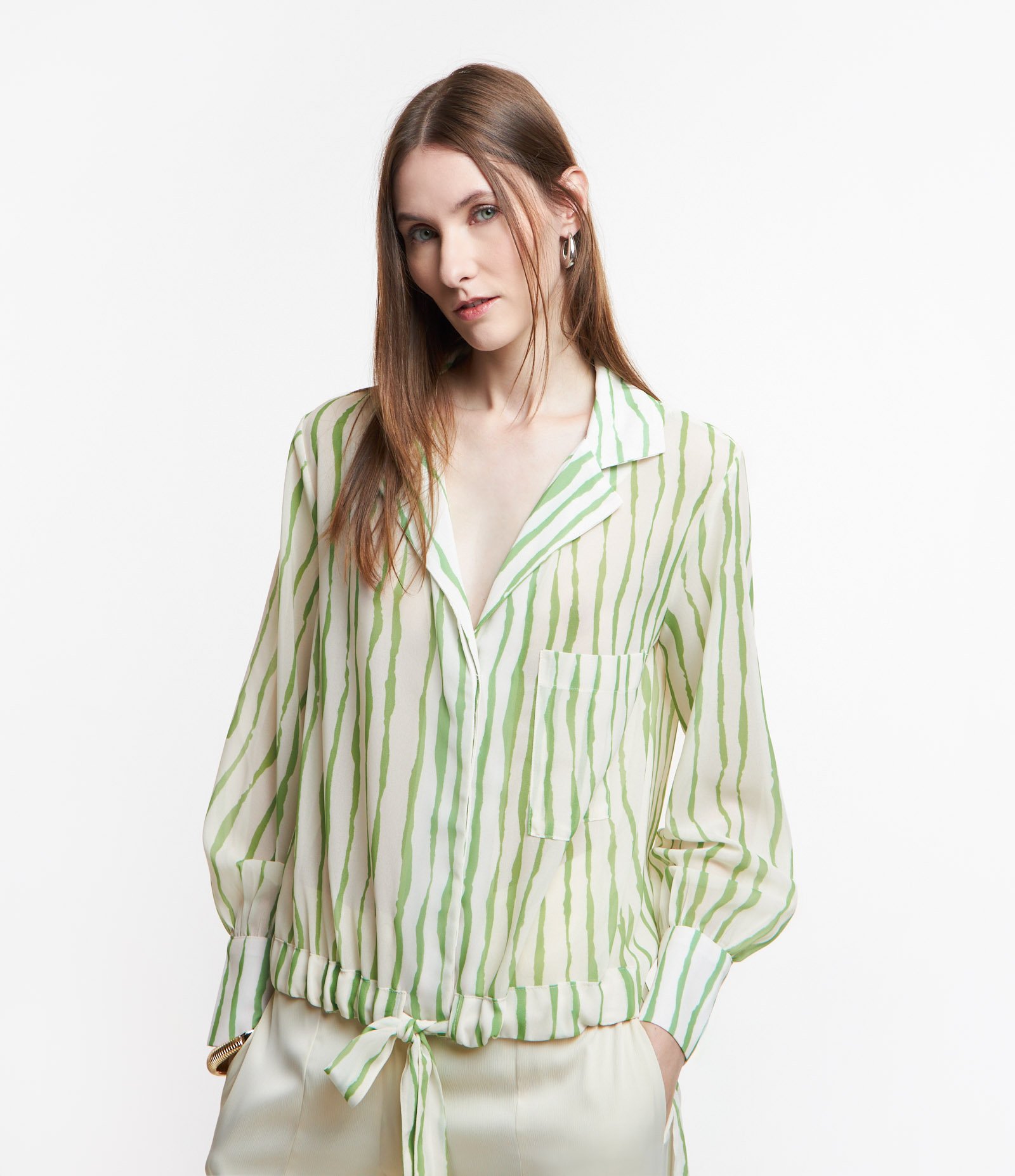 Camisa em Crepe com Barra Alongada nas Costas Verde/ Off White 1