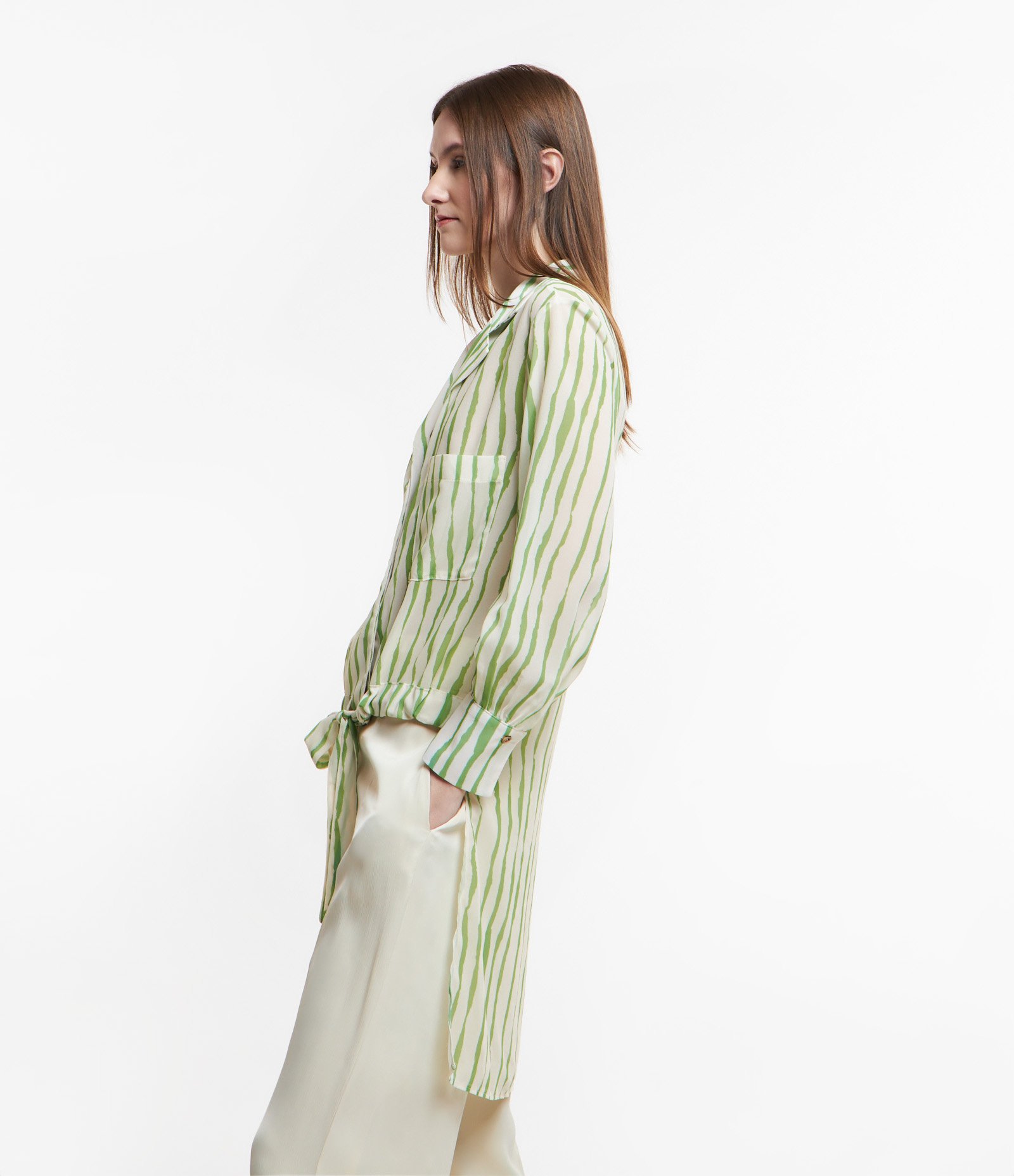 Camisa em Crepe com Barra Alongada nas Costas Verde/ Off White 4