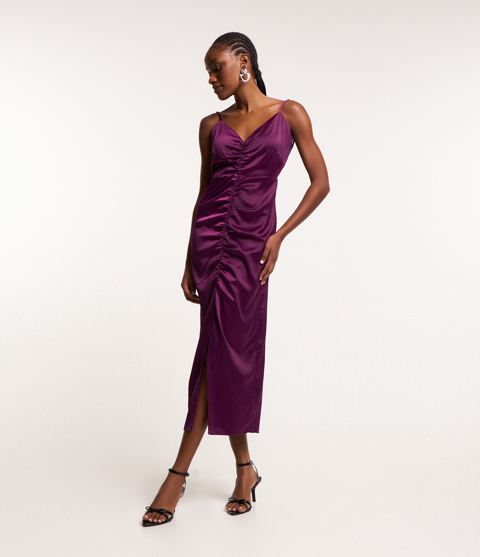 Vestido New Midi Acetinado com Franzidinho e Fenda Frontal Roxo 1