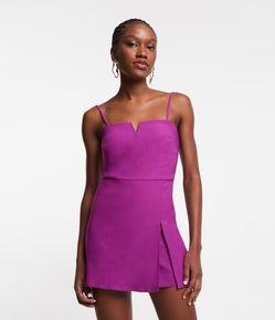 Macacão Short Saia em Bengaline com Decote V e Fenda Lateral