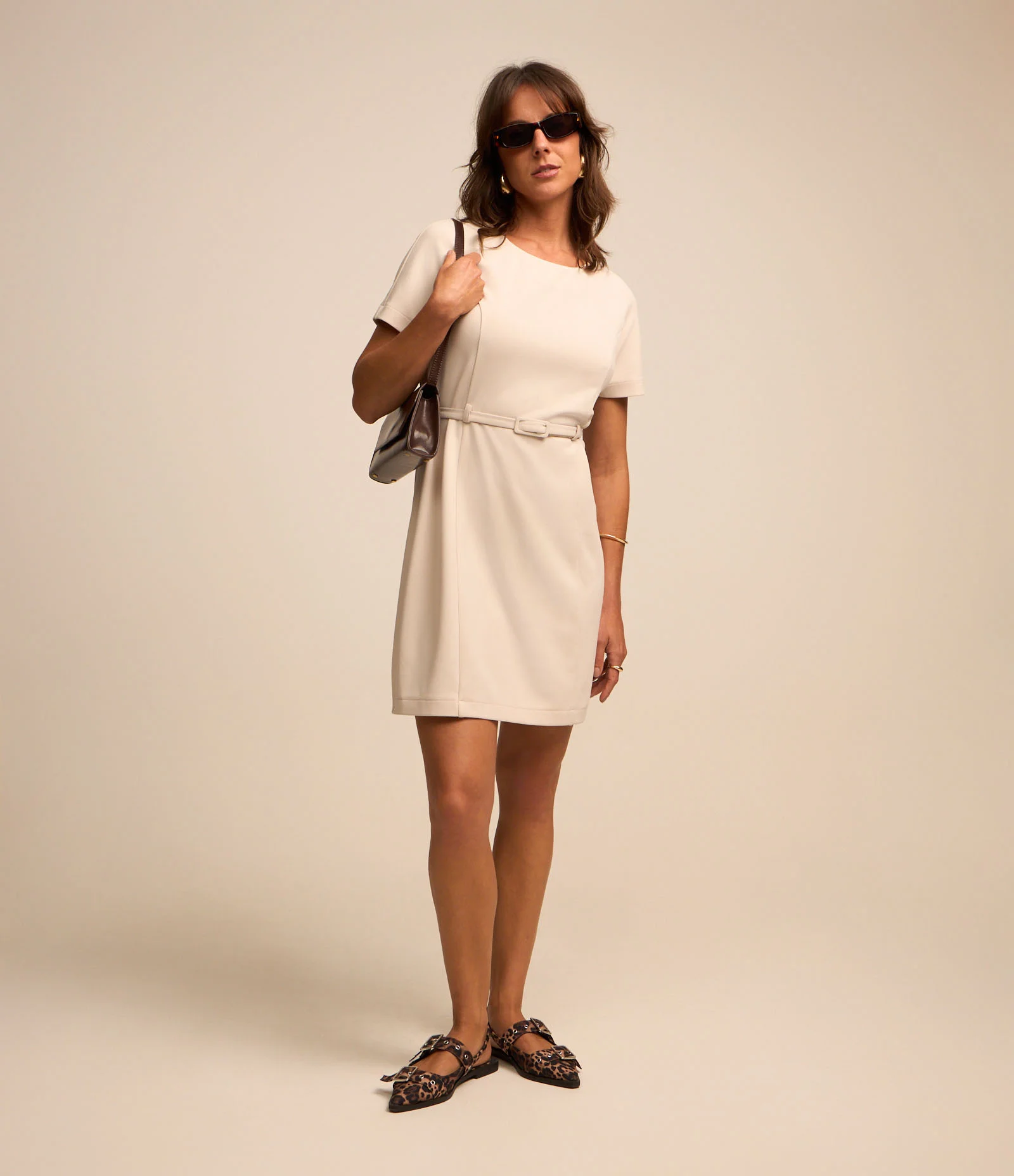 Vestido Curto em Crepe com Cinto Estreito Bege 1