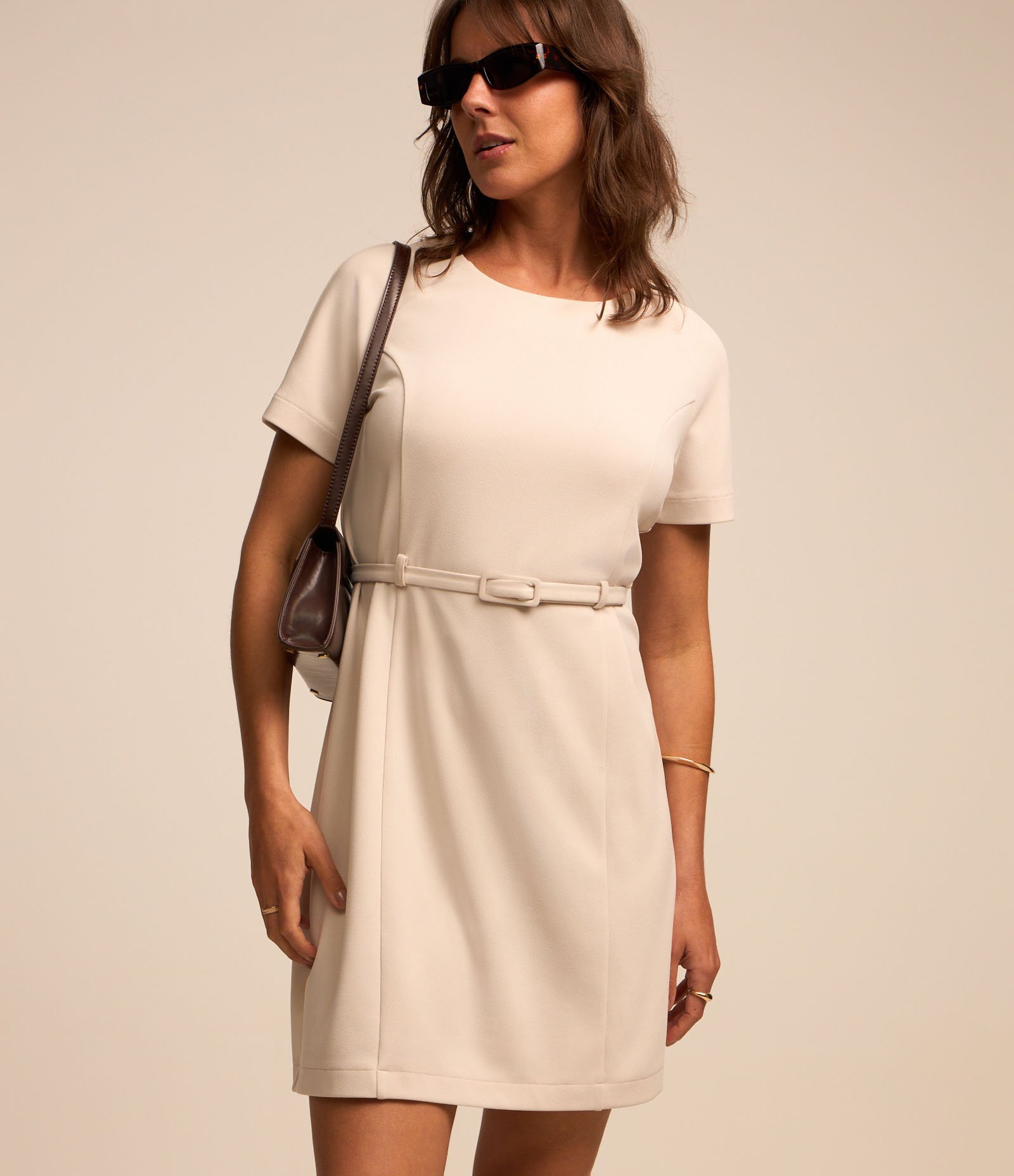 Vestido Curto em Crepe com Cinto Estreito Bege 2