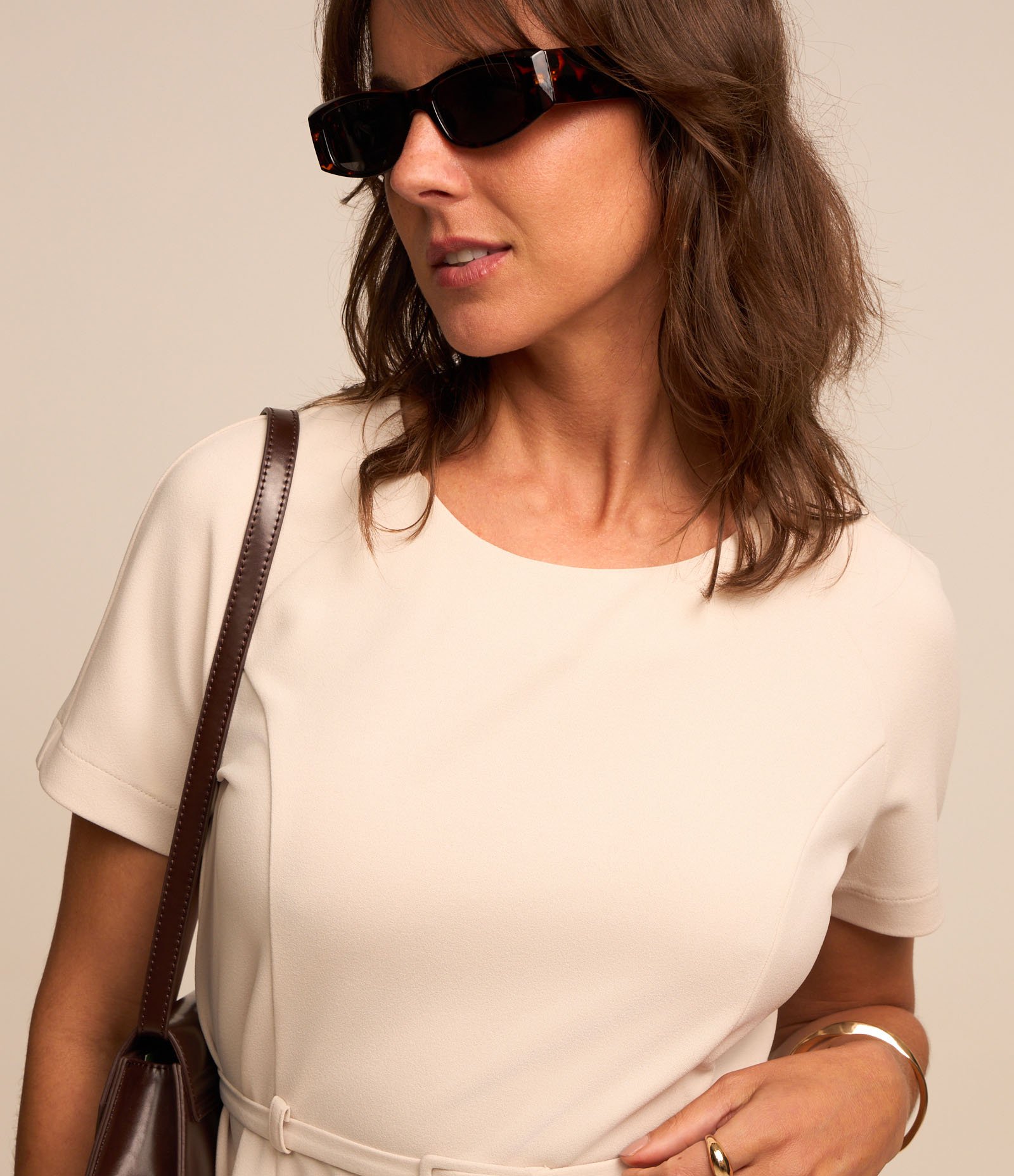 Vestido Curto em Crepe com Cinto Estreito Bege 4