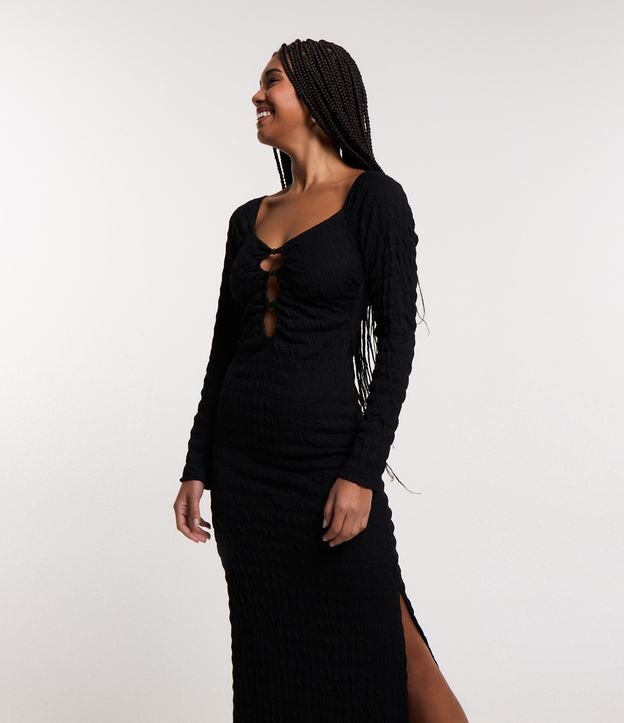 Vestido Midi com Textura Enrugadinha e Aberturas no Busto