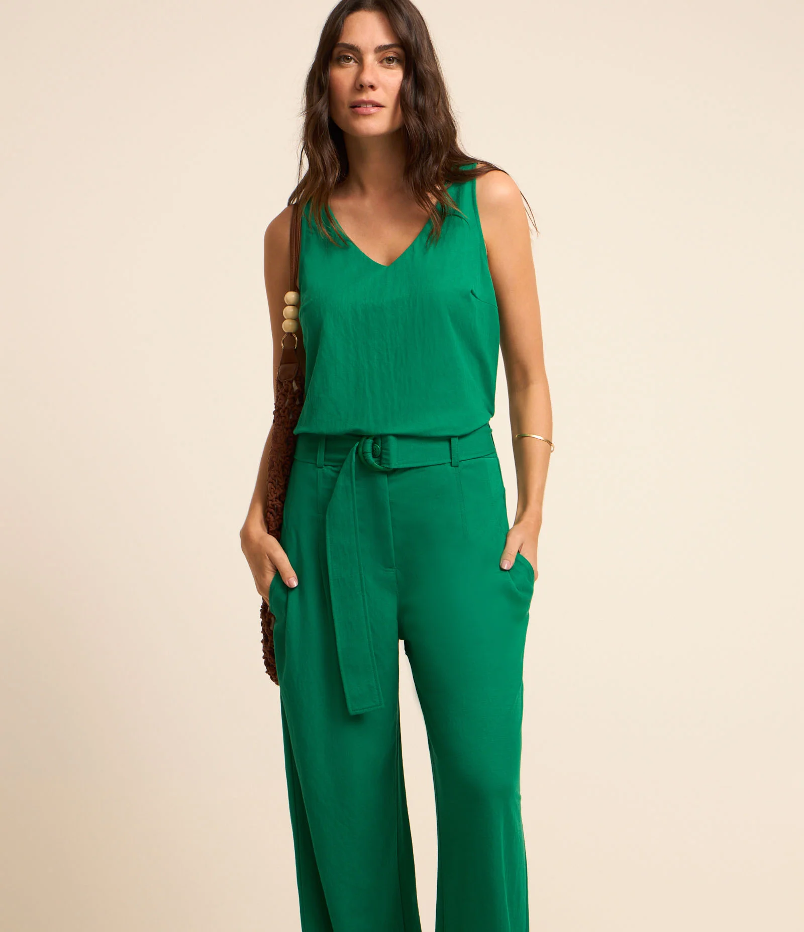 Calça Pantalona em Viscose com Detalhes e Cinto Verde 2