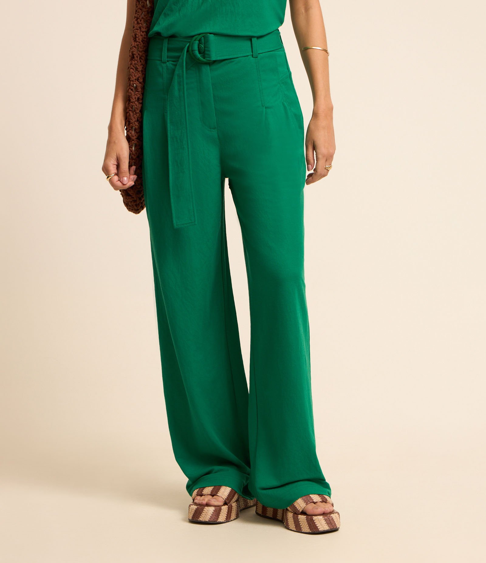 Calça Pantalona em Viscose com Detalhes e Cinto Verde 3