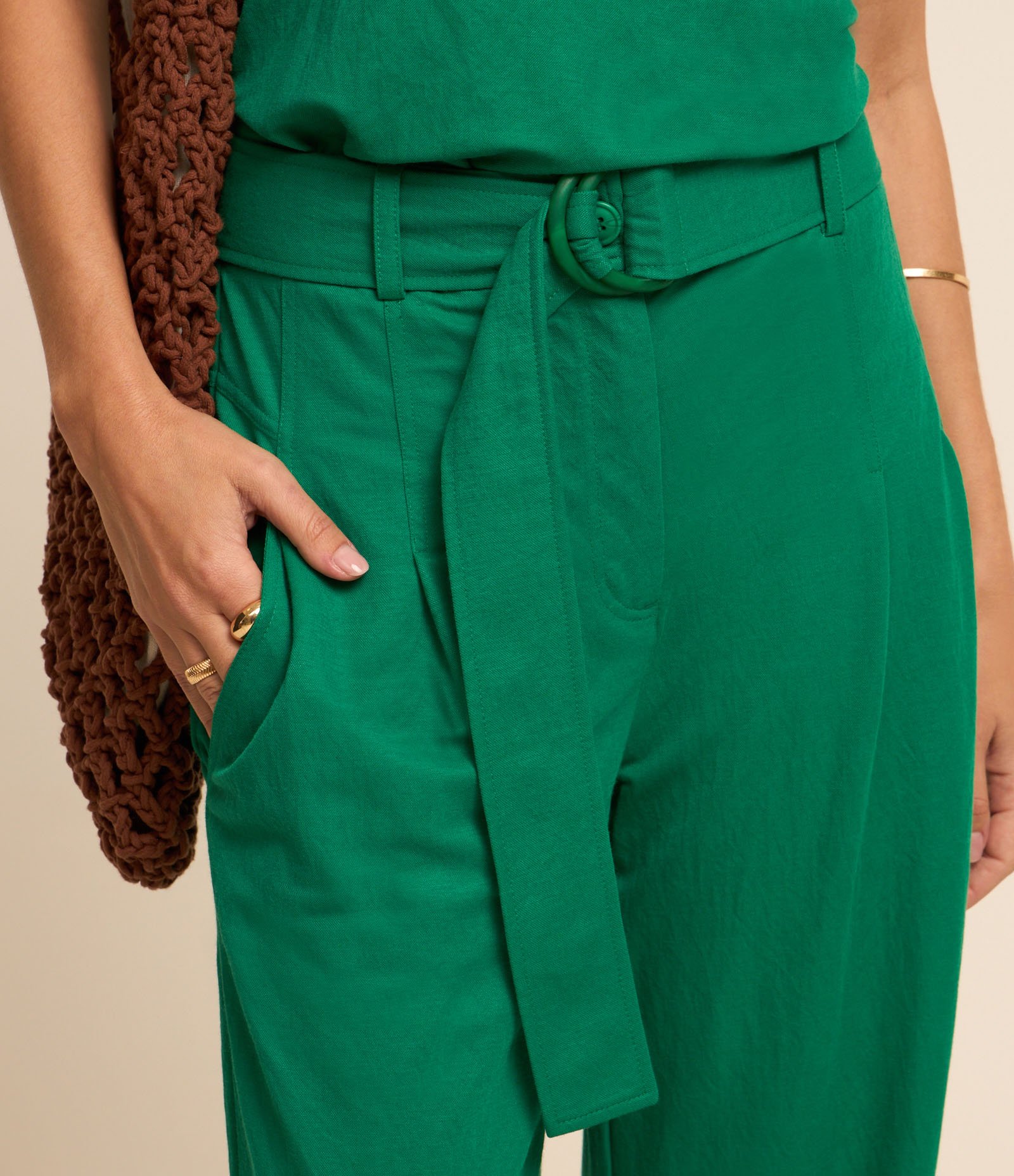 Calça Pantalona em Viscose com Detalhes e Cinto Verde 4