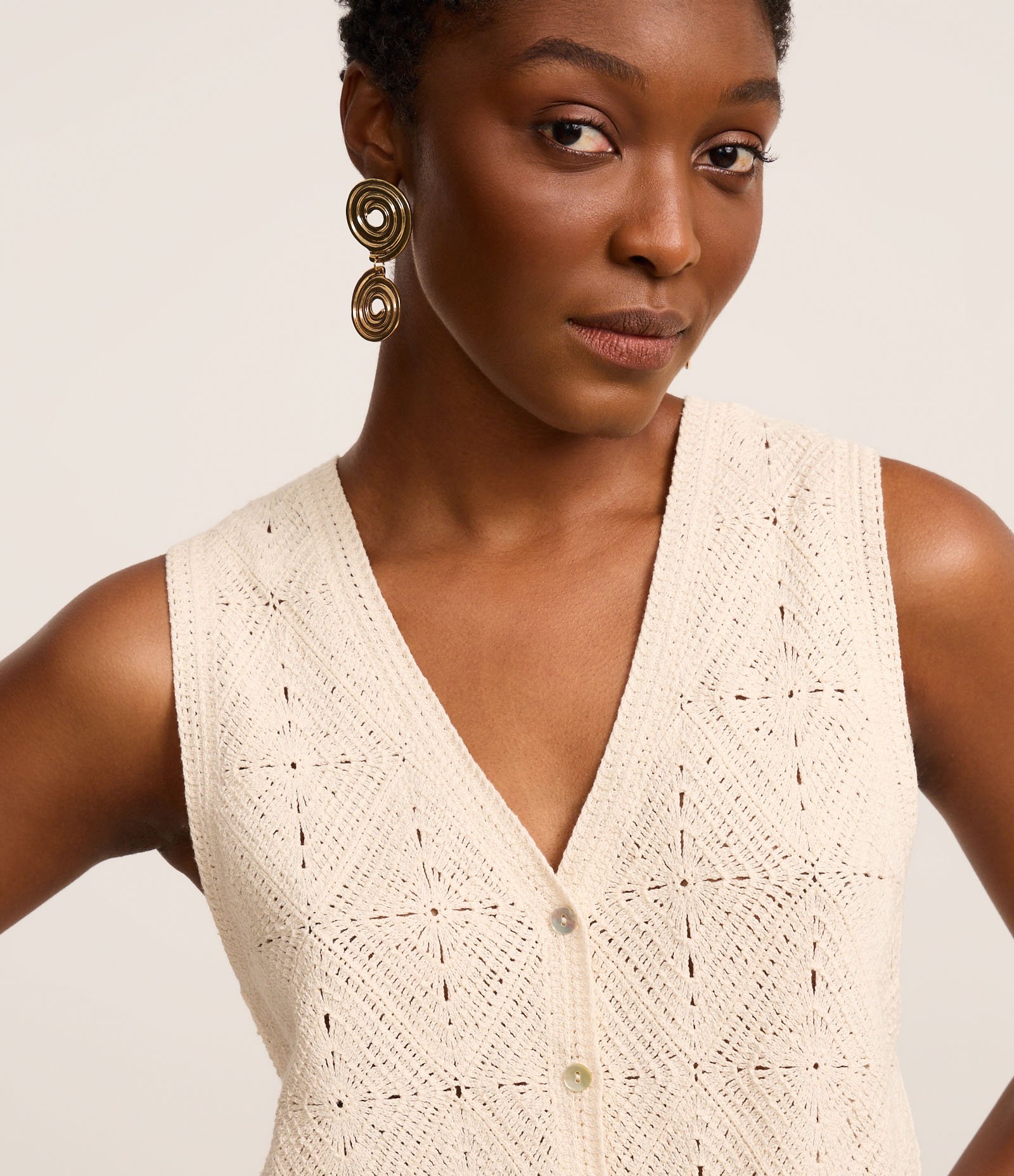 Colete em Tricô com Ponto Crochê e Botões Bege 3