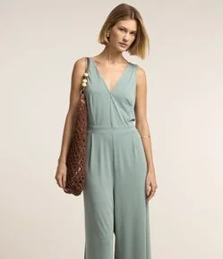 Macacão Pantalona em Viscose com Decote Transpassado