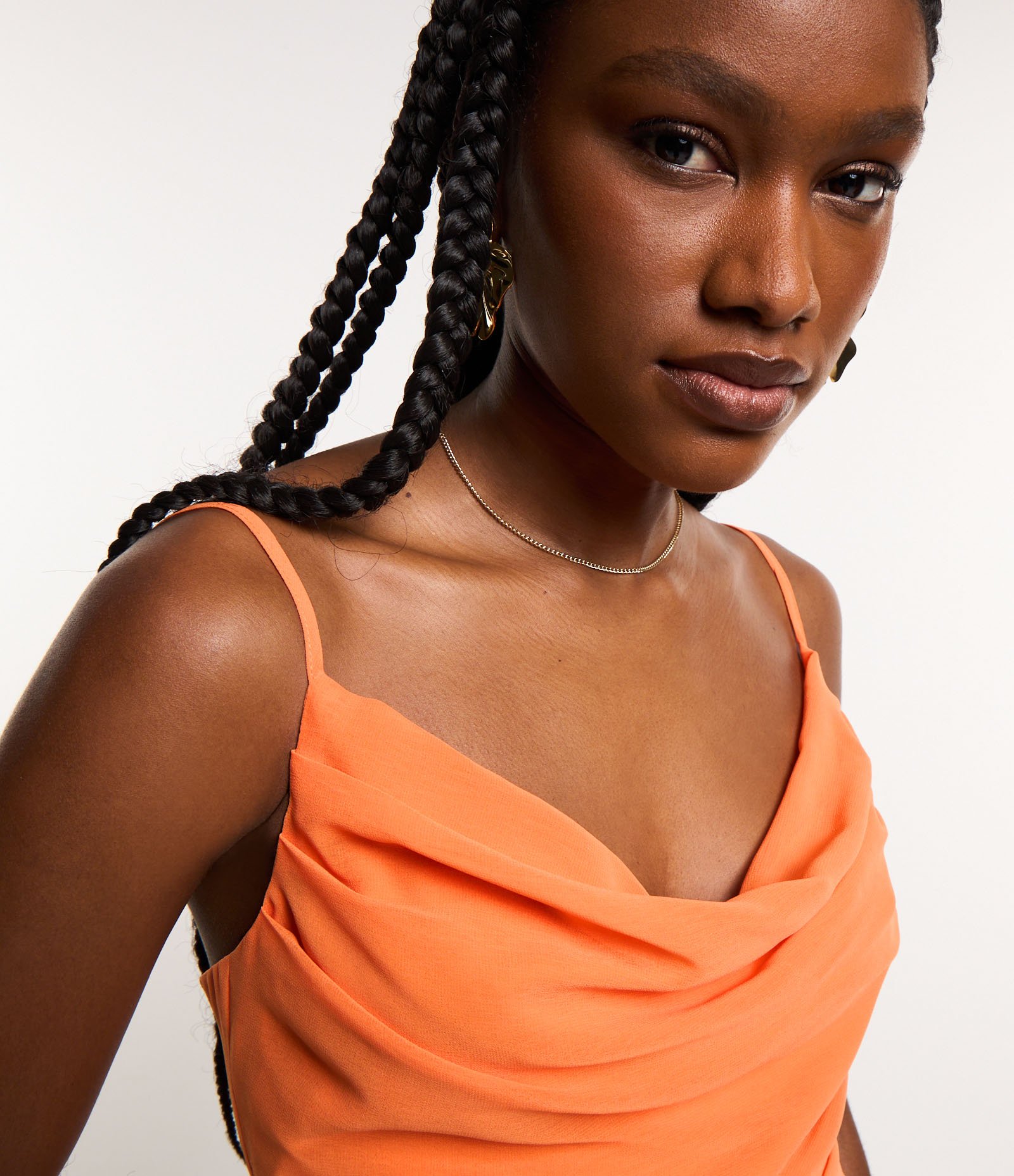 Vestido Curto em Chiffon com Decote Degagê e 
Franzidinho Lateral Assimétrico Laranja 4