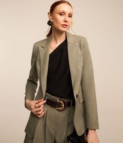 Blazer Alfaiatado com Fechamento Frontal e Detalhes Pespontados