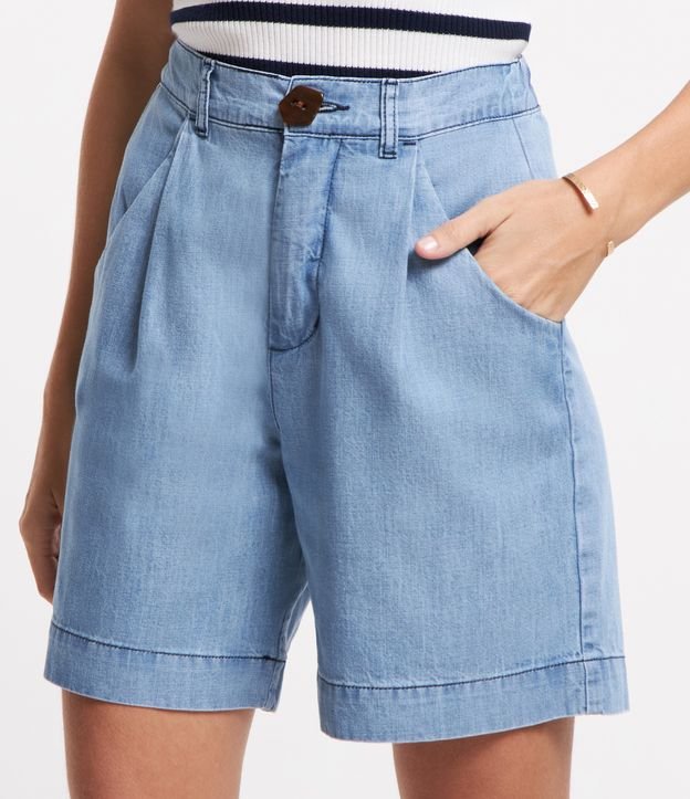 Bermuda Alongada Jeans com Elástico no Cós e Abotoamento Frontal