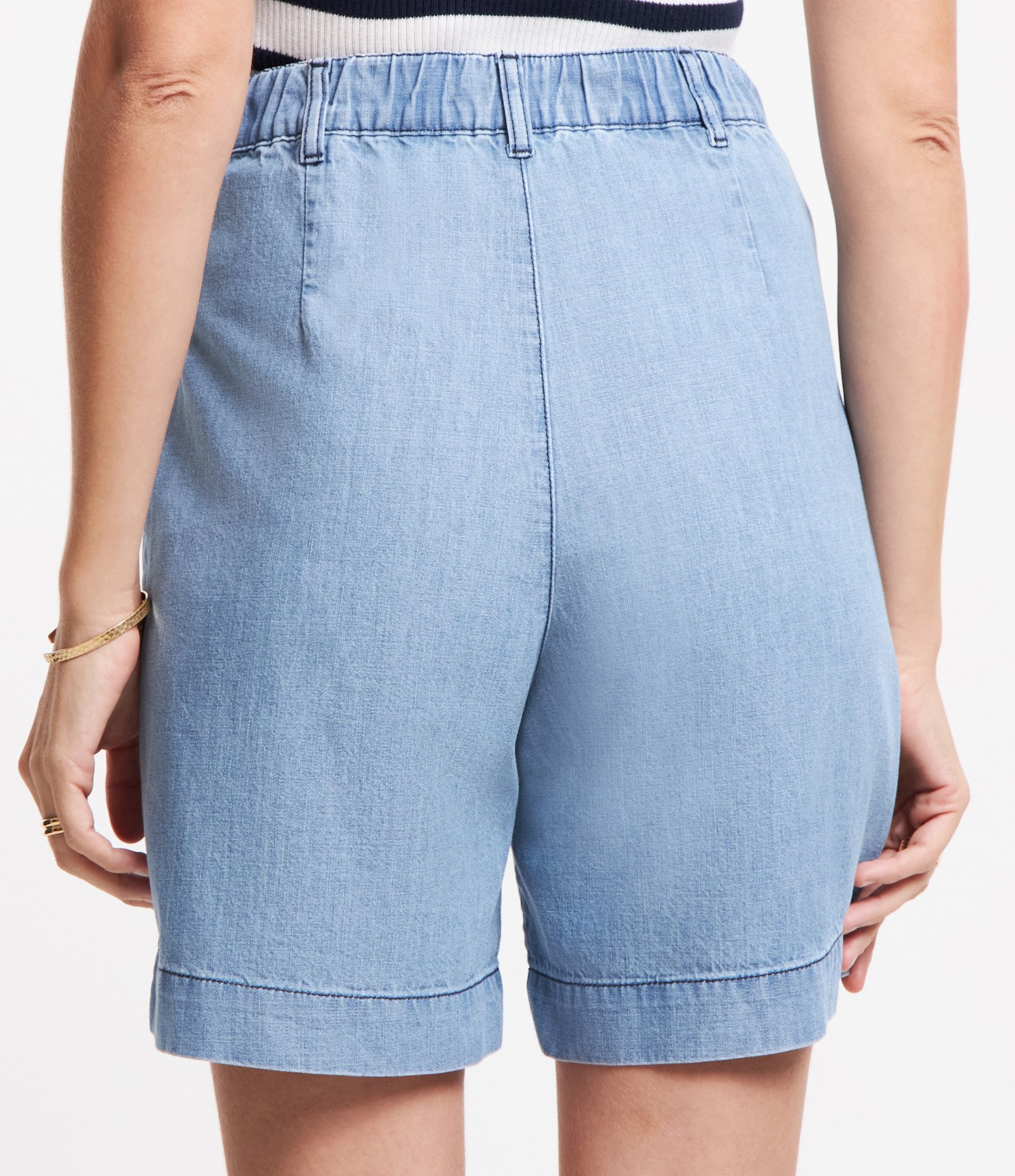 Bermuda Alongada Jeans com Elástico no Cós e Abotoamento Frontal Azul Claro 4