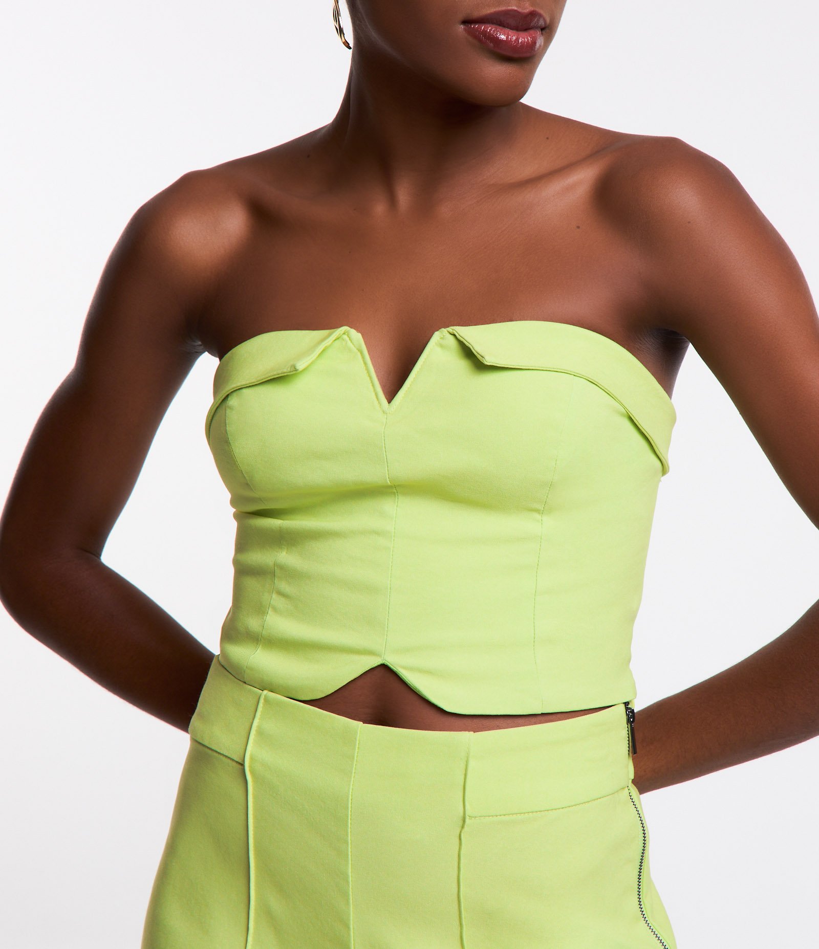 Blusa Cropped em Bengaline com Decote Viradinho Verde 4