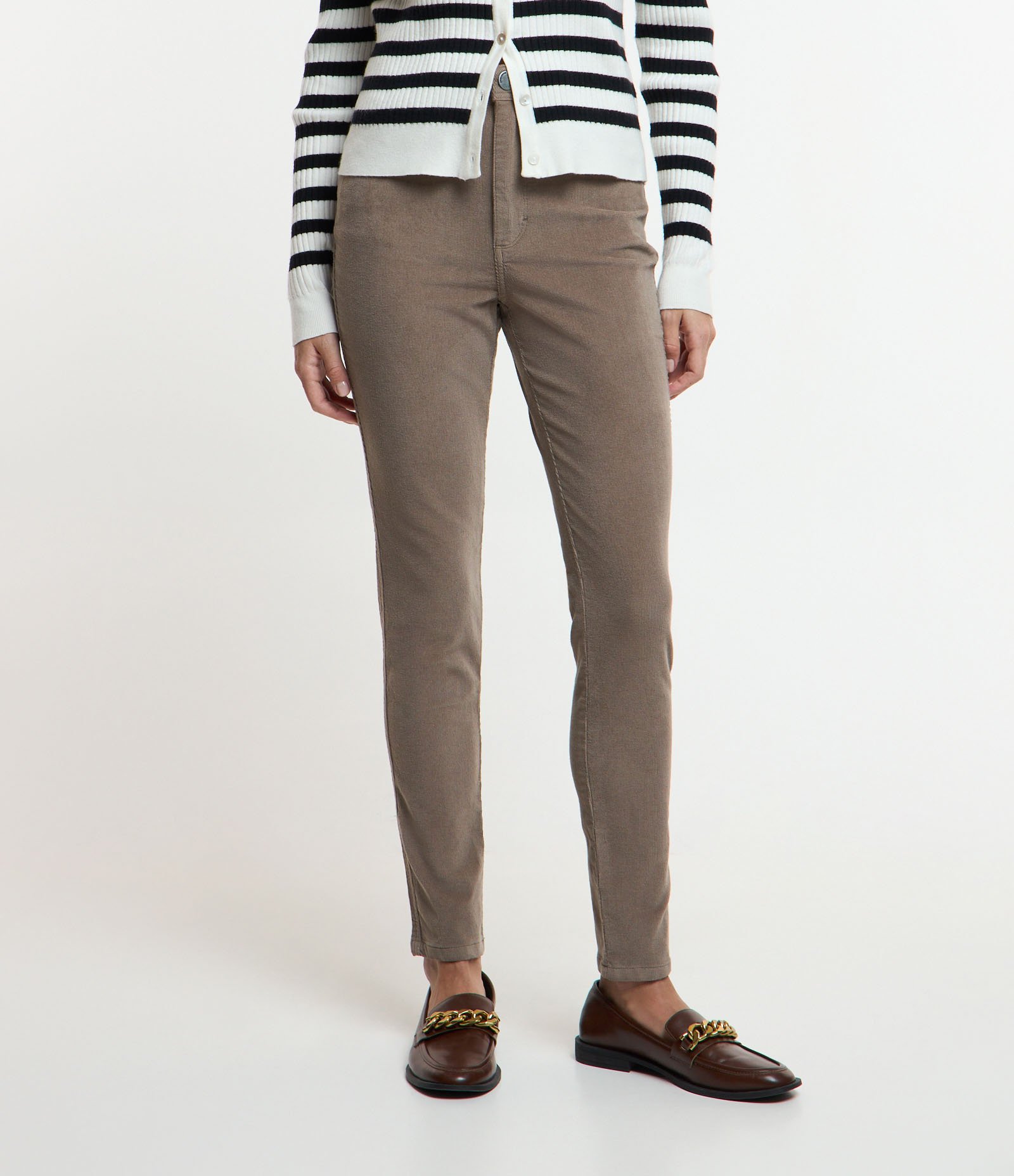 Calça Skinny em Veludo Cotelê Bege Escuro 3